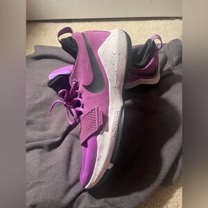 Nike basketball shoes *USED (however in great condition)